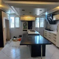 کابینت با متراژ زیاد همراه با جزیره  هود سینک برند