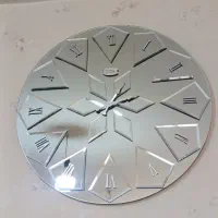 ساعت دیواری آینه ای شیک همراه با دیوار کوب بغلش