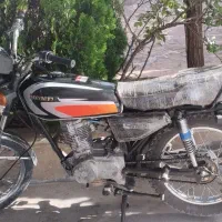 یه دستگاه موتور سیکلت هندا 125 در حد صفر بدون خرج