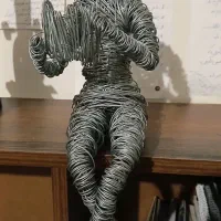 مجسمه فلزی مرد کتاب خوان