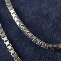 سلام یه زنجیر نقره گم کردم یادگاریه