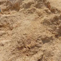 کارگر بر پر کردن کاه هرروز کار داریم