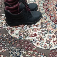 یک جفت کفش ایمنی پاشنه دار مهندسی