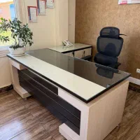فروش فوری میز اداری شیک وکامل مناسب تجهیز دفتر کار