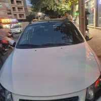 ماشین کوییک سفید تمیز درحد۱۴۰۱r