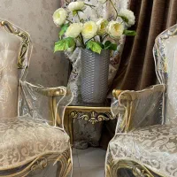 گلدان کریستال وسفالی با گل های خارجی