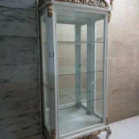 بوفه چوبی سفید با قفسه‌ های شیشه ای