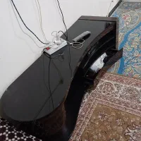 میز تلویزون سالم سالم بالاش شیشه داره