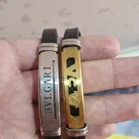 دوتا دستبند چرم دوتاش ۹۰۰ استیل هست