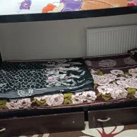 میز کامپیوتر و دوتا تخت تکنفره