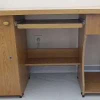 میز تحریر و کامپیوتر