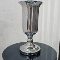 کنار سالنی میز و جام