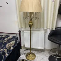 آباژور ایستاده