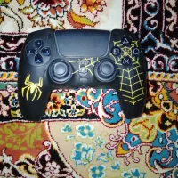 دسته PS5 به همراه روکش طرح اسپایدر من فروش فوری