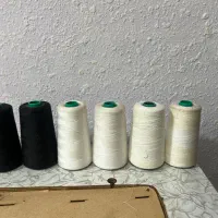 میز چرخ خیاطی بهمراه ۶ عدد نخ دوک
