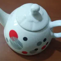 یک عدد قوری و تعدادی لیوان استکان به فروش میرسد