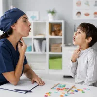 تاخیرکلامی/لکنت‌/تلفظ اشتباه/گرفتگی صدا/اختلال بلع