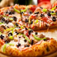 پیتزا زن و فست فود کار
