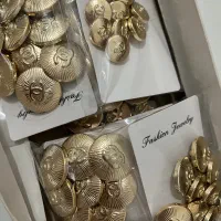 تعدادی دکمه شنل و سنجاق سینه شانل