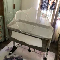 گهواره و‌تخت کنار مادر