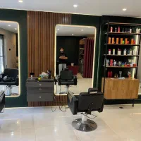 تموم دکوراسیون آرایشگاه مردونه ب فروش میرسد