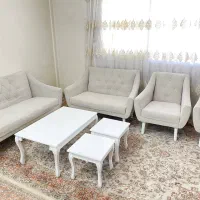 مبل راحتی ۷ نفره و میز وسط و دو تا عسلی مشابه نوو