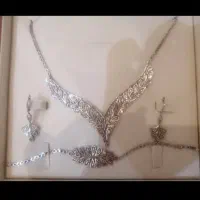 گوشواره و دستبند سرویس طلا قیمت تابلو با ۳