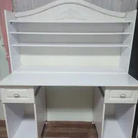 میز مطالعه و کتابخانه