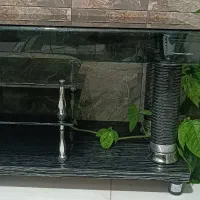 میز تلویزیون شیشه‌ای در حد نو