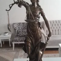 مجسمه و گلدان و شمعدان و میز تلفن