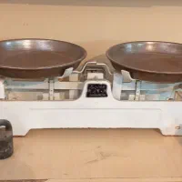 ترازوی دو کفه ای ۲۰ کیلویی عتیقه|کلکسیون اشیاء عتیقه|سمنان, |دیوار