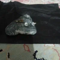سنگی که پیچ میچسبه واونارونگه  میداره مغناطیسی