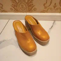 کفش|کیف، کفش، کمربند|گلوگاه, |دیوار