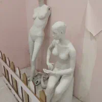 مانکن زنانه و آینه قدی استفاده نشده