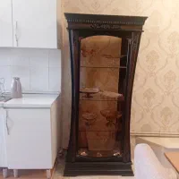 بوفه چوبی وپرده دکوری وسه تا ساعت دیواری