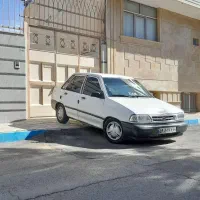 پراید سفید و موتور رهرو ۲۵۰