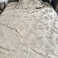 تخت و تشک و روتختی همگی با هم