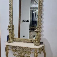 آینه شمعدان و ساعت کوچک زیر میز