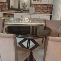 میز ناهار خوری چهار نفره گرد و روی میز شیشه گرد