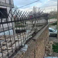 نرده و حفاظ بالای دیوار