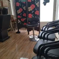 سالن آرایشی با کلیه وسایل آرایشی