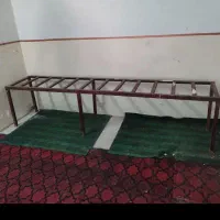 یک عدد تخت آهنی محکم  ونیز تلویزیون