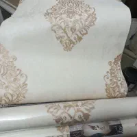 تعدادی کاغذدیواری از کار اضافه آمده