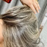 شاگرد ارایشگاه زنانه