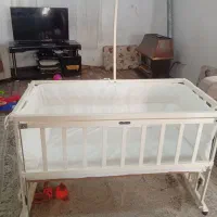 تخت گهواره ای کنار به همراه عروسک موزیکال تخت