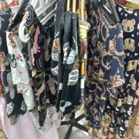 فروشنده با تجربه اقا جلو درب مغازه