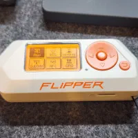 Flipper Zero به همراه لوازم