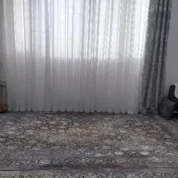 پرده شاین دار همراه با دستک و چوب پرده ریلی