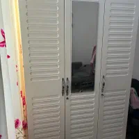 کمد لباس و طبقه سفید