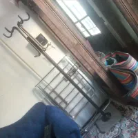جا لباسی ایستاده